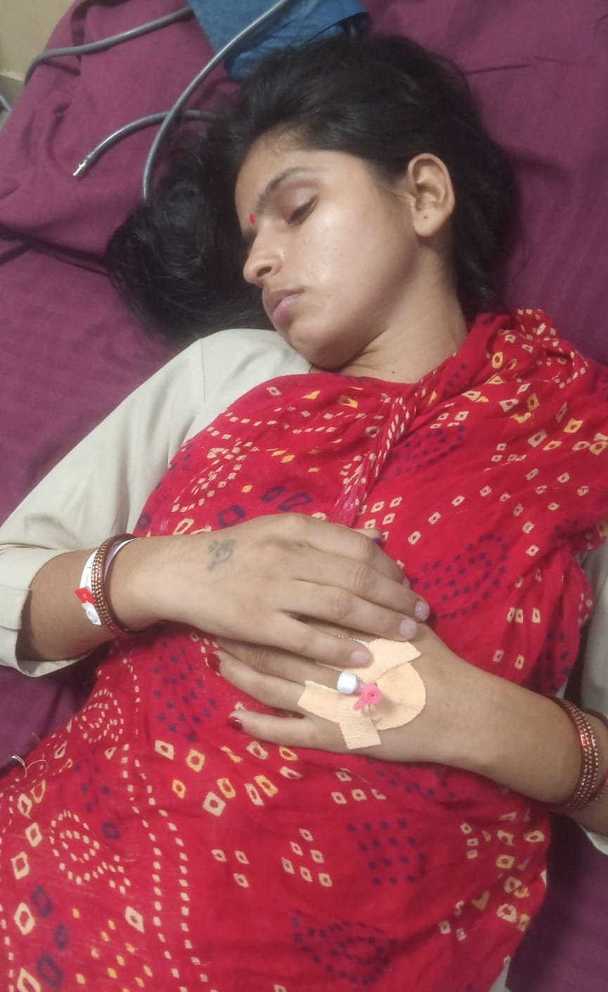 अस्पताल में भर्ती निजामपुर अंडरपास पर हुई सड़क दुर्घटना में घायल  युवती। संवाद