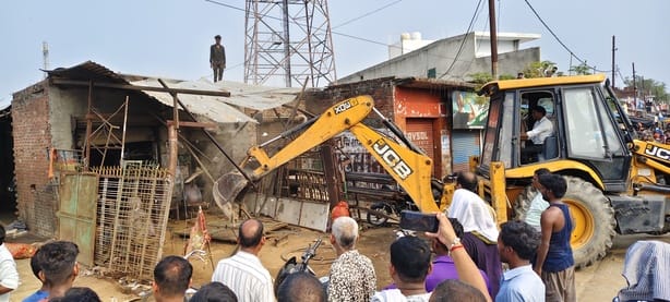 Bulldozer runs on encroachment on the four-lane road, encroachers create ruckus