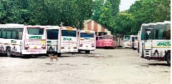Deoria-bound bus breaks down at Kamta; 40 passengers offloaded onto the road.