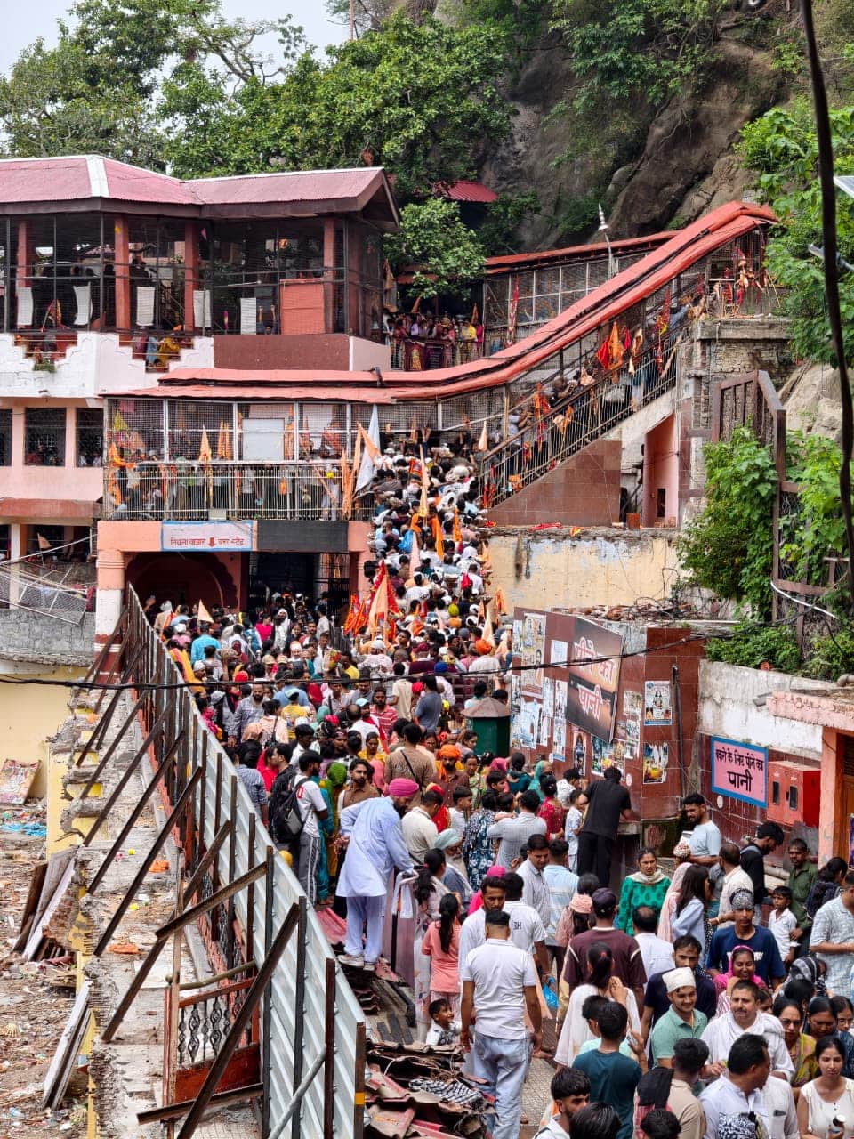 बाबा बालक नाथ मंदिर दियोटसिद्ध में दर्शनों के लिए लगी श्रद्धालुओं की कतारें। संवाद