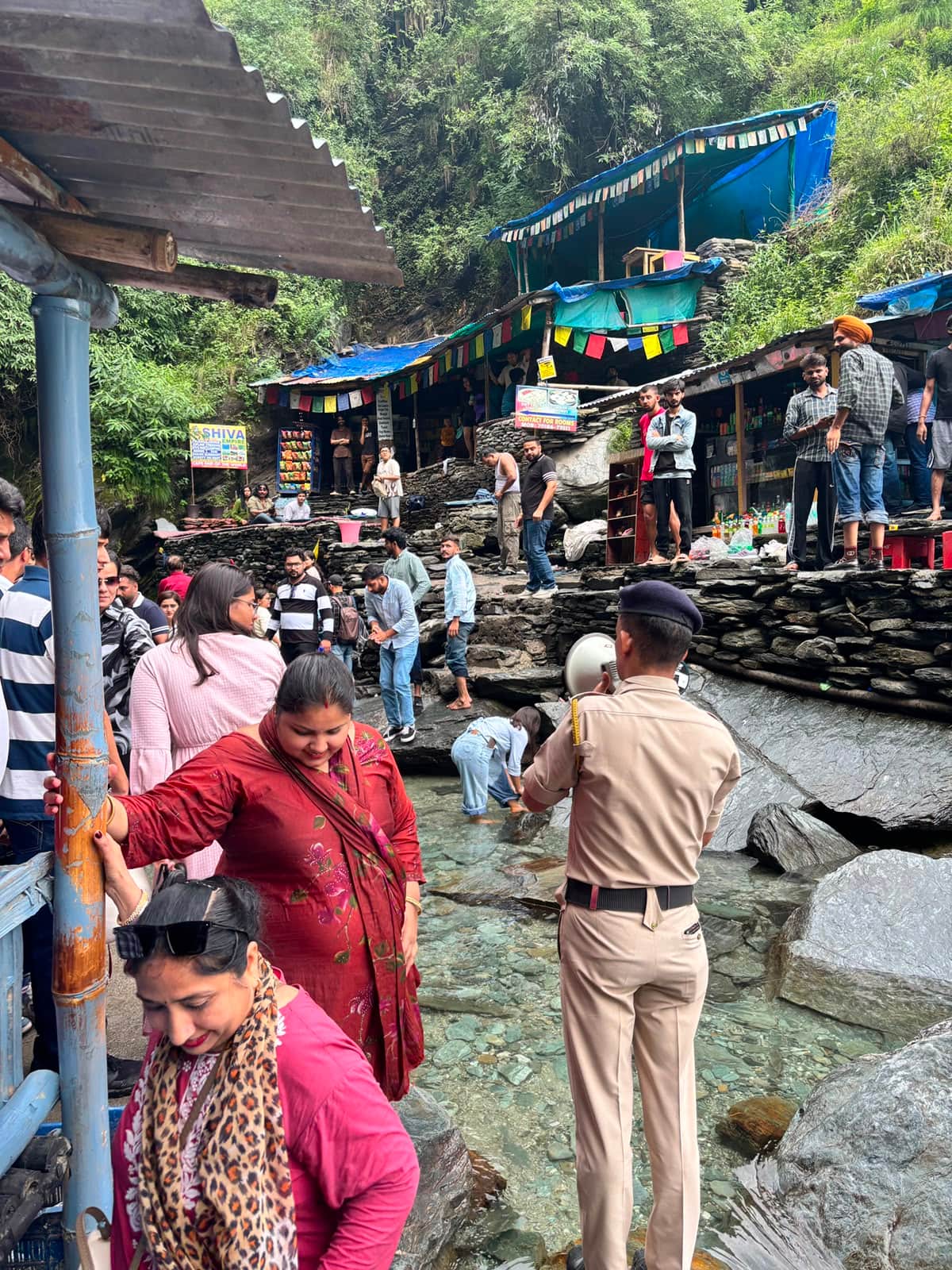 भागसूनाग वाटरफाल के पास पर्यटकों को सचेत करता पुलिसकर्मी। -स्रोत : पुलिस