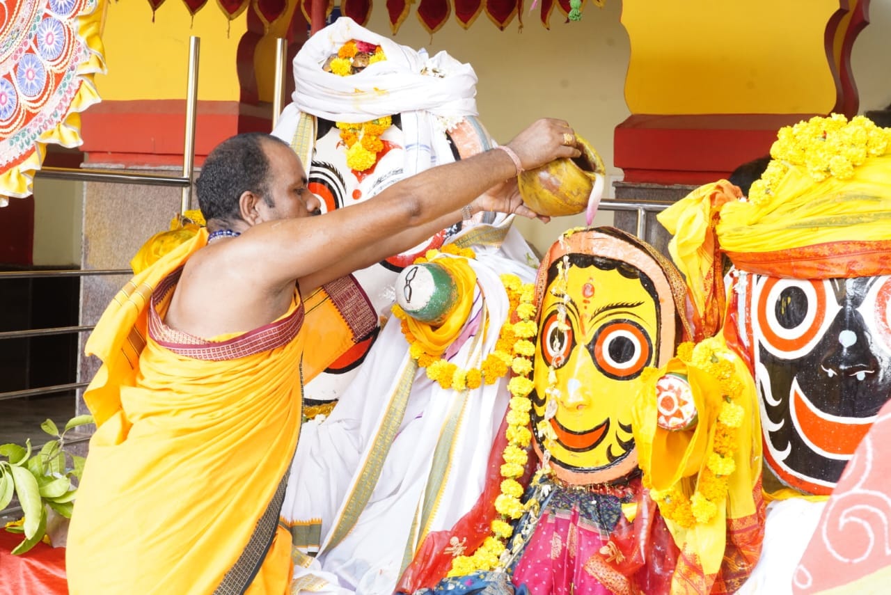 भगवान का जलाभिषेक करते