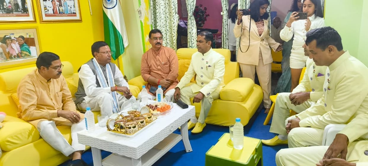 BJP State President Pankaj Chaudhary met the Lohia family.