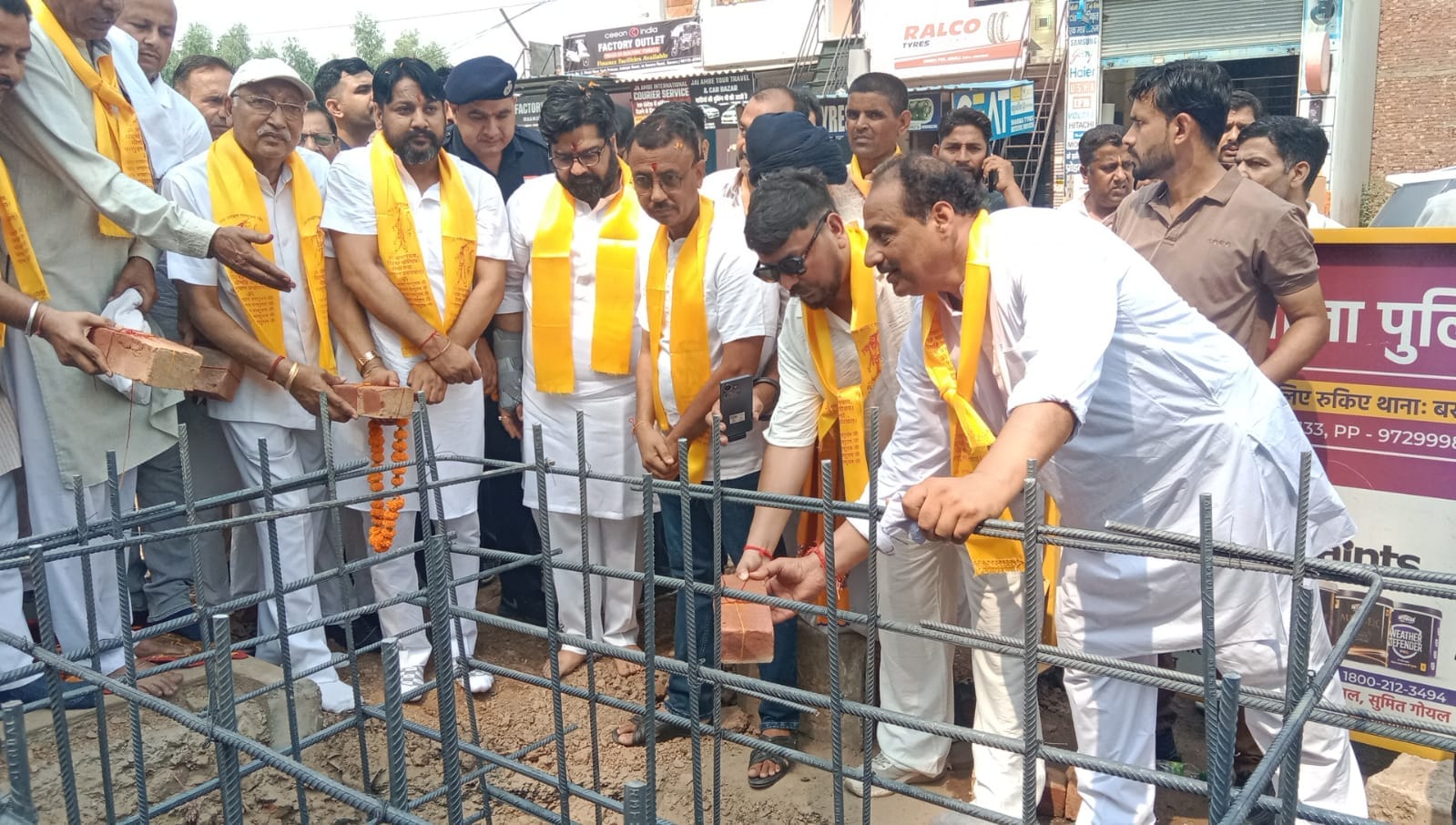 बराड़ा में अधोया रोड पर भगवान श्री परशुराम चौक का शिलान्यास करते सांसद। प्रवक्ता