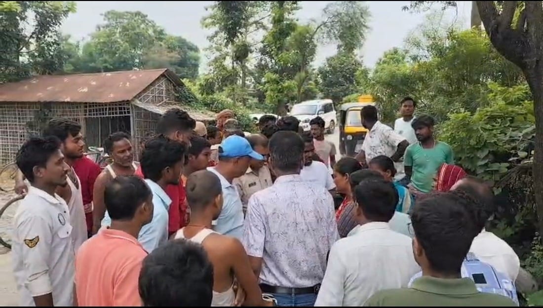 बैठक वाली जगह पर जुटी ग्रामीणों की भीड़।