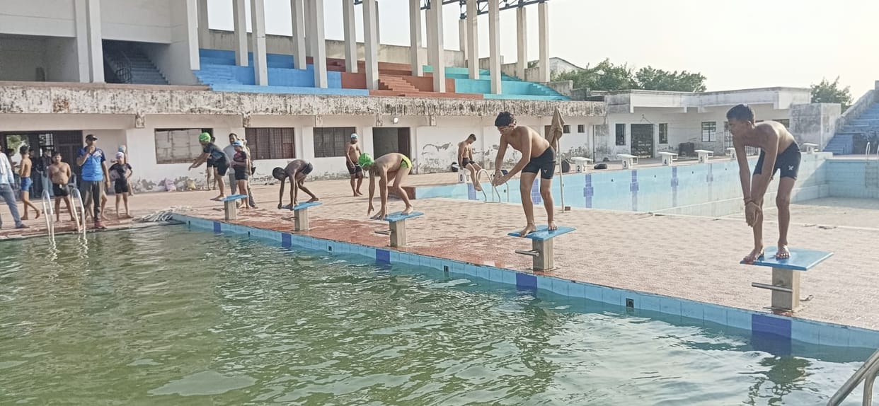 Divisional trials for the state-level junior swimming competition concluded; 35 swimmers participated