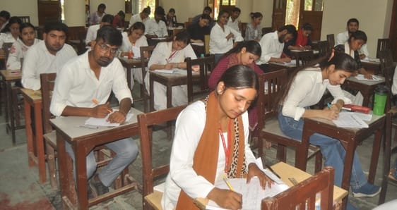 एसएसवी कॉलेज में परीक्षा देते परीक्षार्थी। संवाद