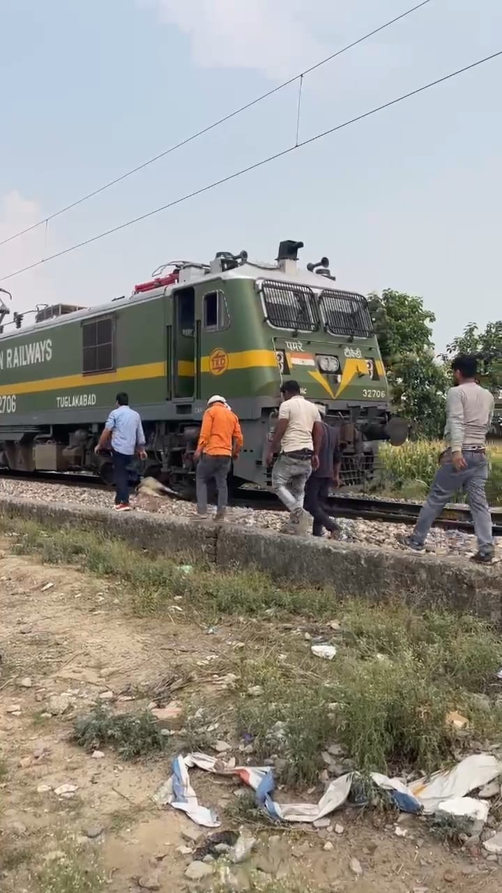 फोटो-1 गोवंश टकराने के बाद खड़ी मालगाड़ी। स्रोत: जागरूक पाठक