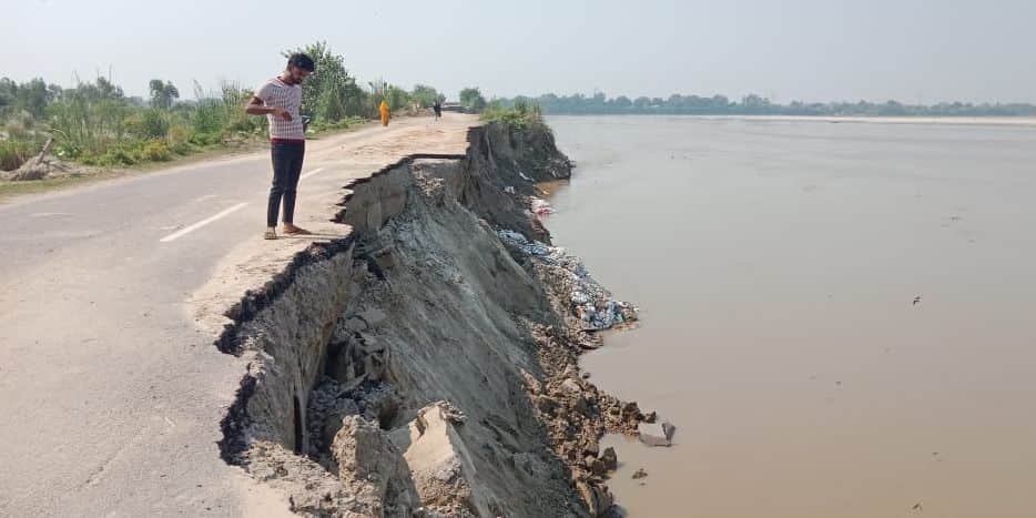 फोटो-1-कटान से क्षतिग्रस्त कालीमिट्टी-शिवराजपुर मार्ग को देखता युवक। संवाद