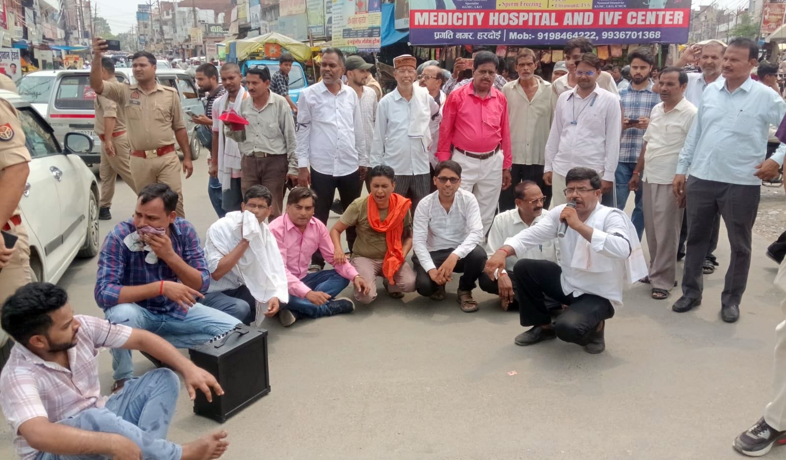 फोटो-11- सिनेमा चौराहा पर जाम लगाकर प्रदर्शन करते संयुक्त जिला बार एसोसिएशन के सदस्य। संवाद
