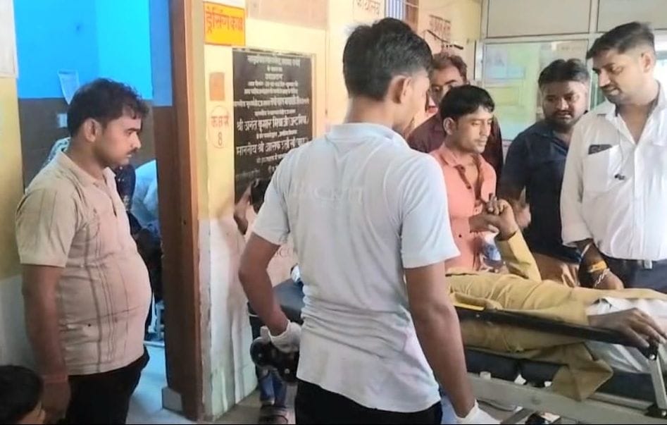 फोटो-17- सीएचसी में घायलों का उपचार करते स्वास्थ्य कर्मी। संवाद