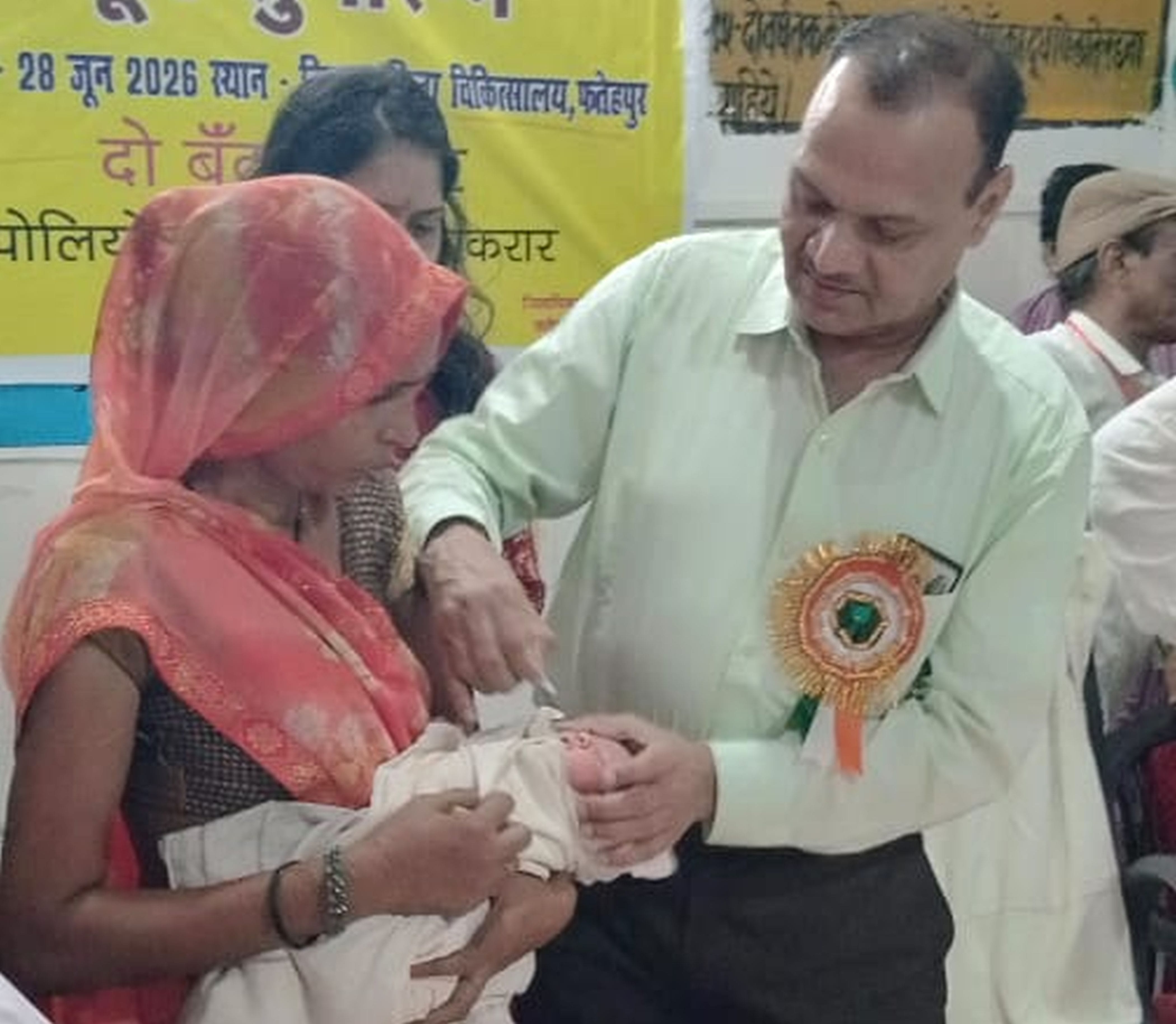 फोटो-24-बच्चों को पोलियो की दवा पिलाते सीएमओ उदयभान सिंह। संवाद