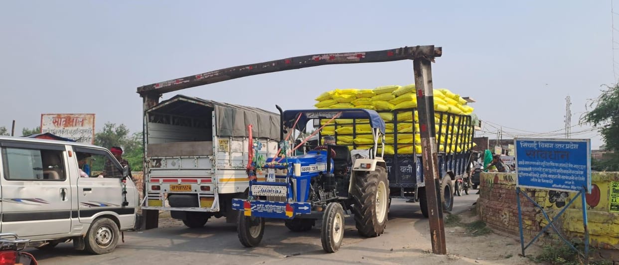 Fertilizer-laden tractor-trolley gets stuck in height gauge; traffic jam lasts over an hour.