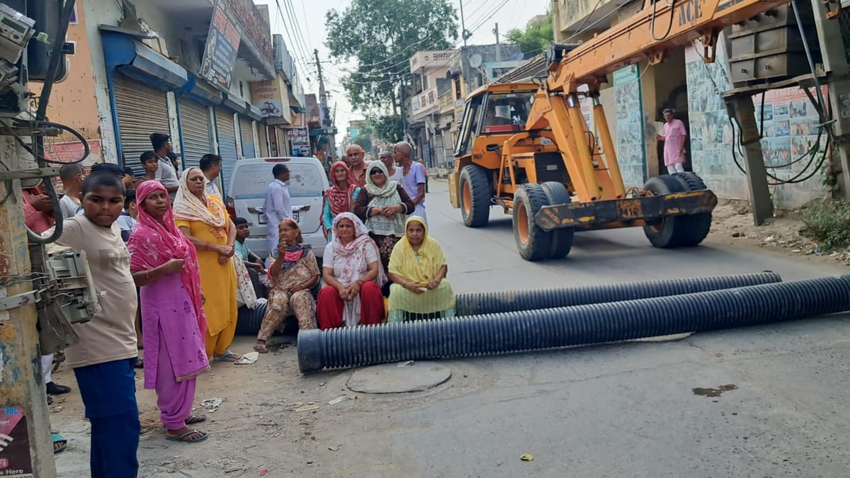 Sonipat News: बिजली संकट पर जनाक्रोश, विशाल नगर में सड़क जाम कर जताया विरोध