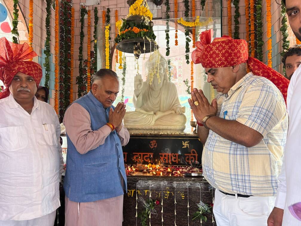 The teachings of Saint Kabir convey a message of unity, harmony, and humanity to society.