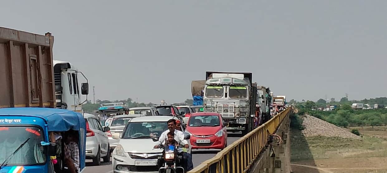 20-kilometer-long traffic jam on NH-34