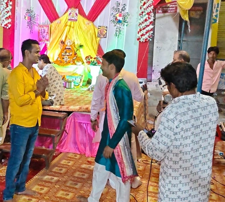 The pandal reverberated with chants of 'Jai Khatu Shyam'.