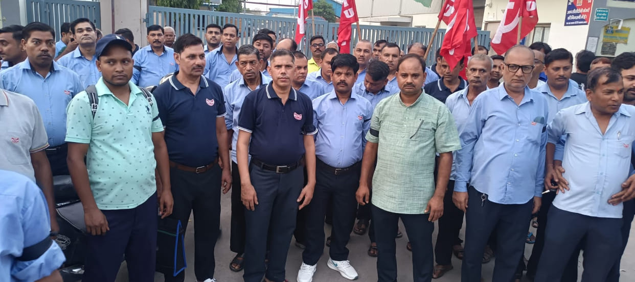 Workers protested by wearing black armbands, accusing the management of stalling the settlement.