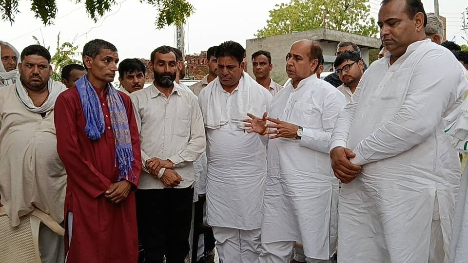 गांव ढाणी लक्ष्मण में मनीषा के पिता संजय से बातचीत करते आदमपुर विधायक चंद्रप्रकाश जांगड़ा व अन्