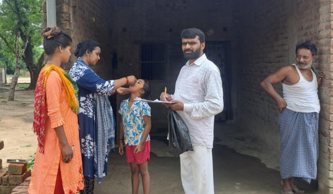 हरदत्तनगर गिरंट में पोलियो की दवा पिलाती एएनएम।