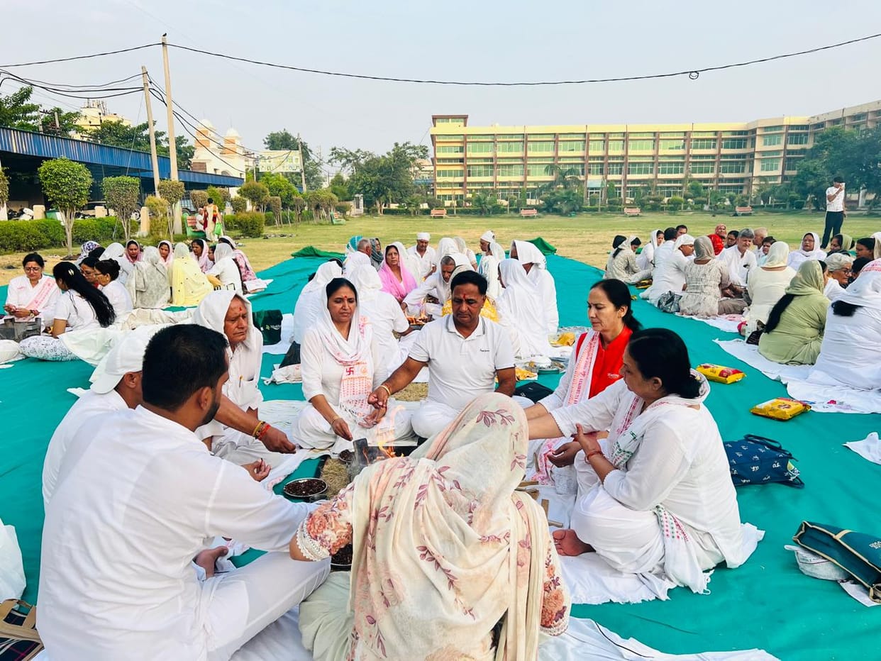 A 21-kund Havan Yajna was performed at the conclusion.