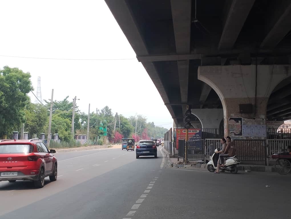 Signal lights are off in the city, causing traffic jams