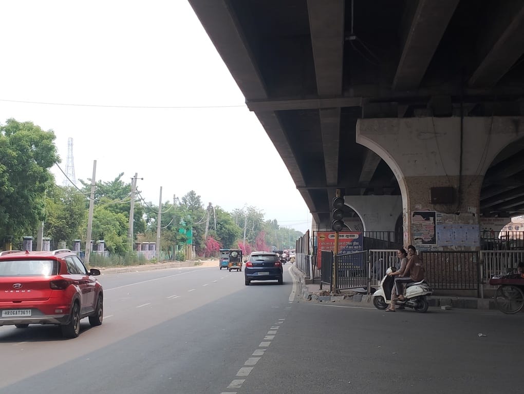 Signal lights are off in the city, causing traffic jams
