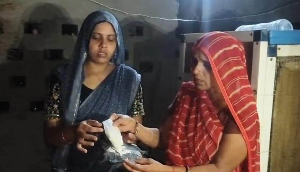 जलेसर में  गांव काजीपुर बदनपुर में शनिवार सुबह ठगी का शिकार हुई मां बेटी। संवाद