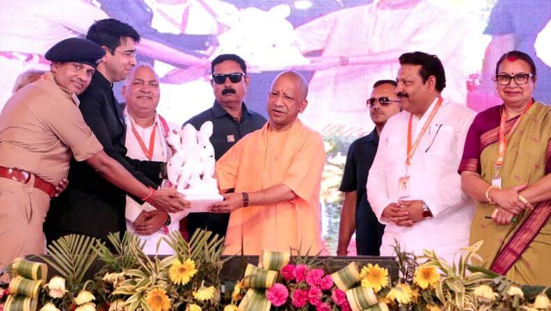 जनसभा के दौरान मुख्यमंत्री को सम्मनित करते डीएम, एसपी।