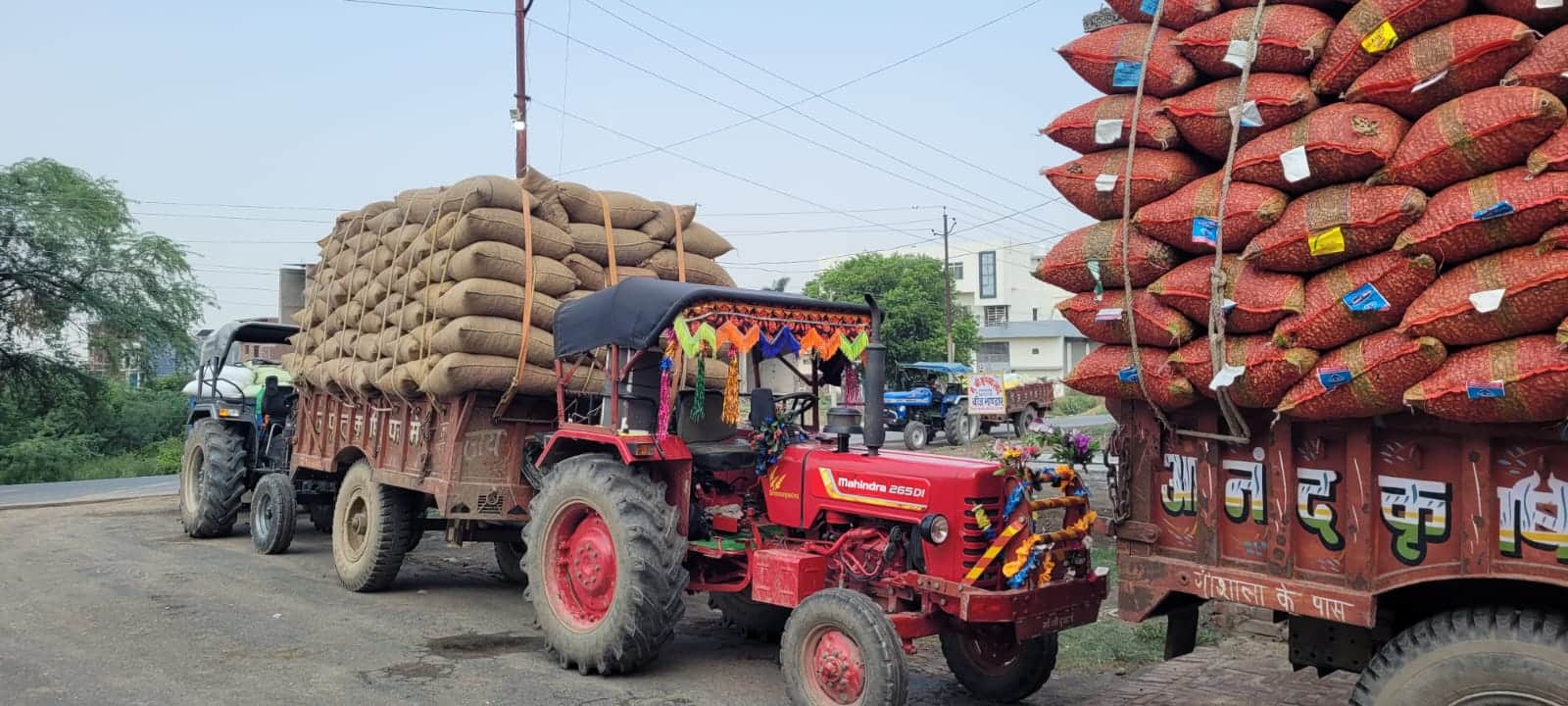 जीटी रोड पर तुलाई केंद्र बंद होने से कतार में खड़े वाहन। संवाद