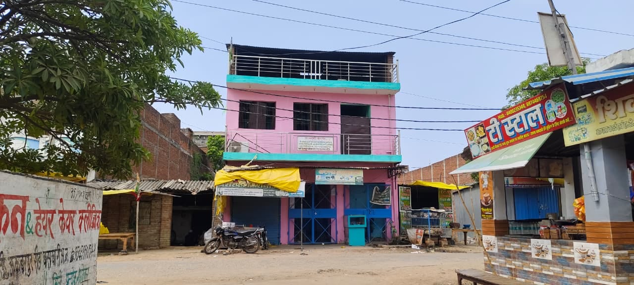  किछौछा कस्बे में प्रशासन की ओर से सील किया गया गेस्ट हाउस। संवाद