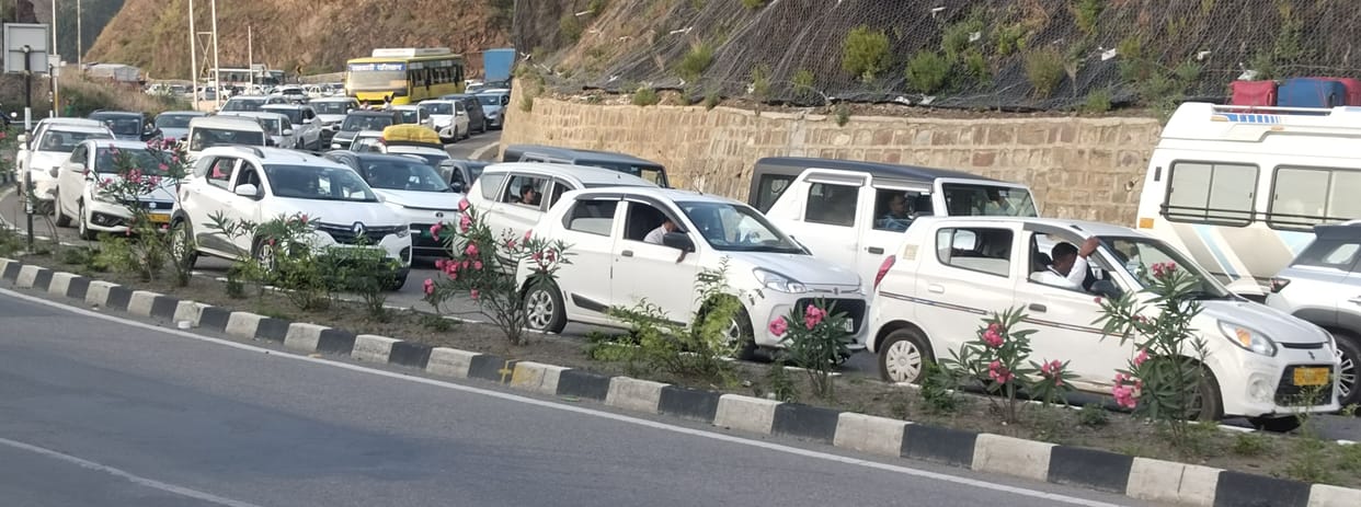 A massive influx of tourists thronged Kasauli and Chail over the weekend, leading to long traffic jams on the roads.
