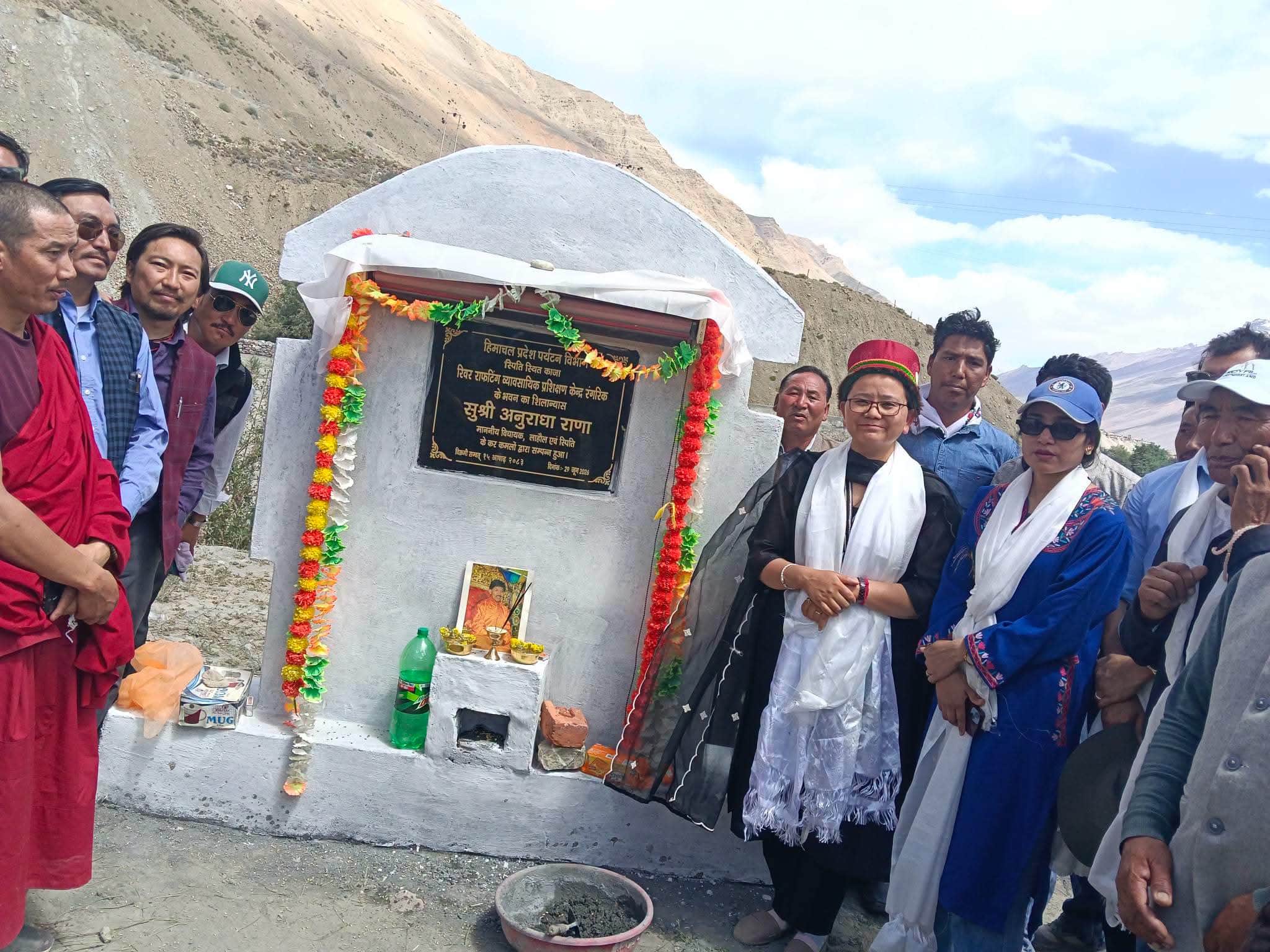 काजा में रिवर राफ्टिंग प्रशिक्षण केंद्र का शिलान्यास करतीं विधायक अनुराधा राणा। संवाद