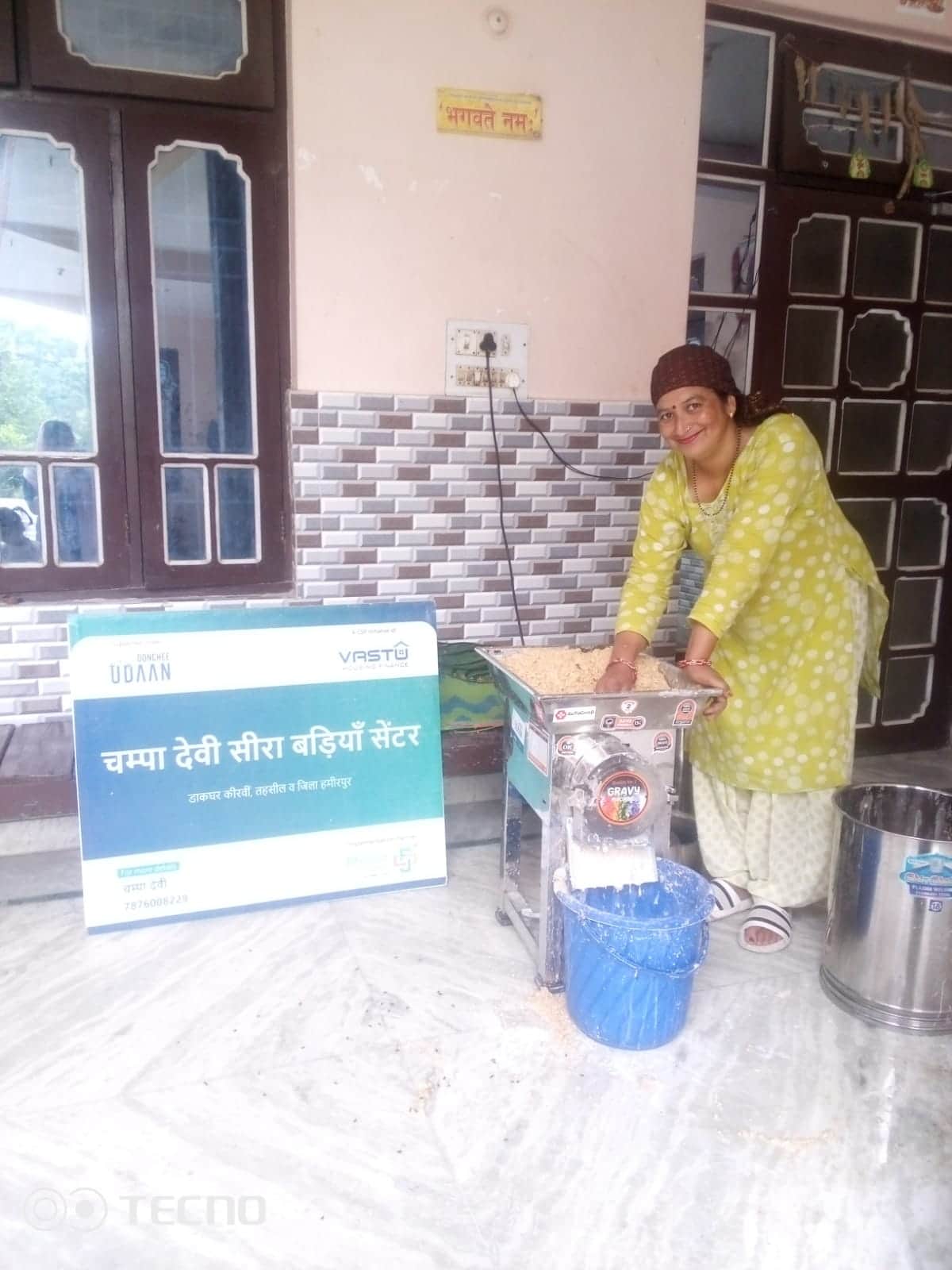किरवीं की चंपा देवी घर पर सीरा तैयार करते हुए। संवाद