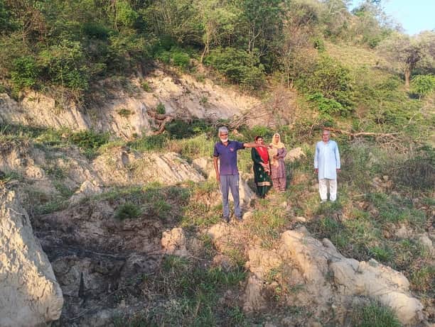खिलां गांव में भू-स्खलन के कारण धंसी भूमि को दिखाते ग्रामीण। संवाद