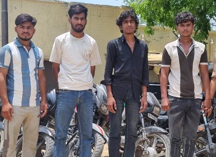 Four inter-district thieves arrested; eight motorcycles and five mobile phones recovered.
