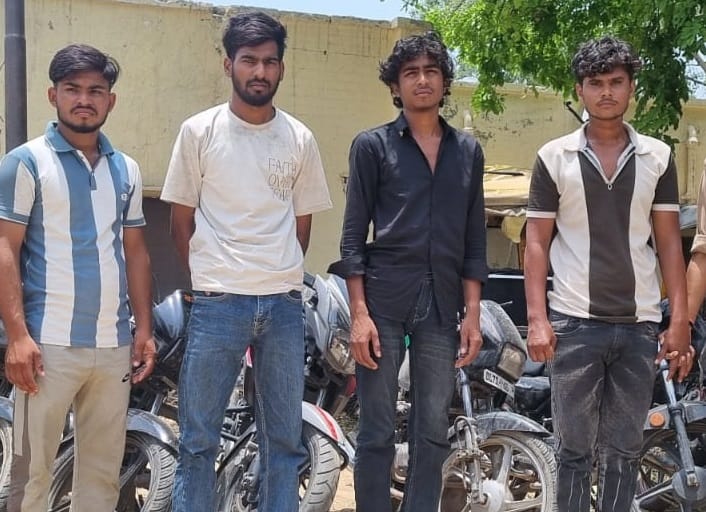 खुर्जा पुलिस की गिरफ्त में चोर। स्रोत : पुलिस