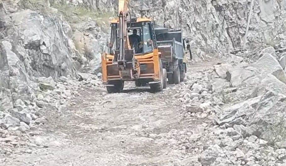 खस्ताहाल कूट सड़क पर टिप्पर को धक्का लगाती एसीबी: संवाद