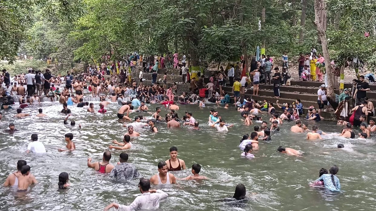 The park was bustling with tourists on Sunday.
