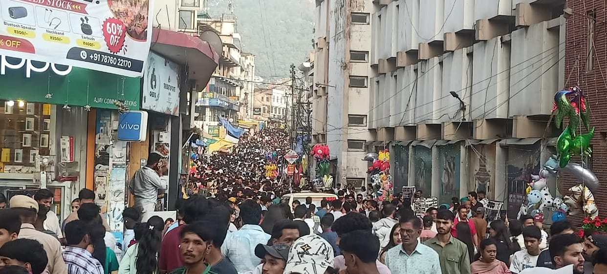Conclusion of Shoolini Fair: Crowds surge from Thodo Ground to Mall Road; not even enough space to plant a sesame seed.