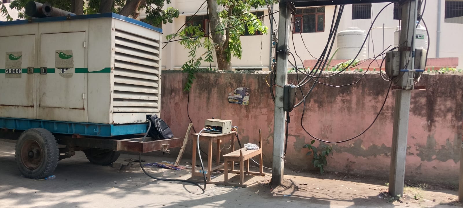 मॉडल टाउन क्षेत्र में बिजली आपूर्ति बाधित होने पर ट्रॉली ट्रांसफार्मर से दी जा रही बिजली आपूर्