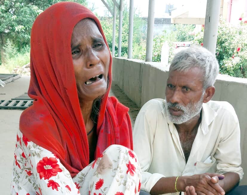 मंडावर के ग्राम कोहरपुर में युवक की हत्या पर गमजदा माता पिता। संवाद