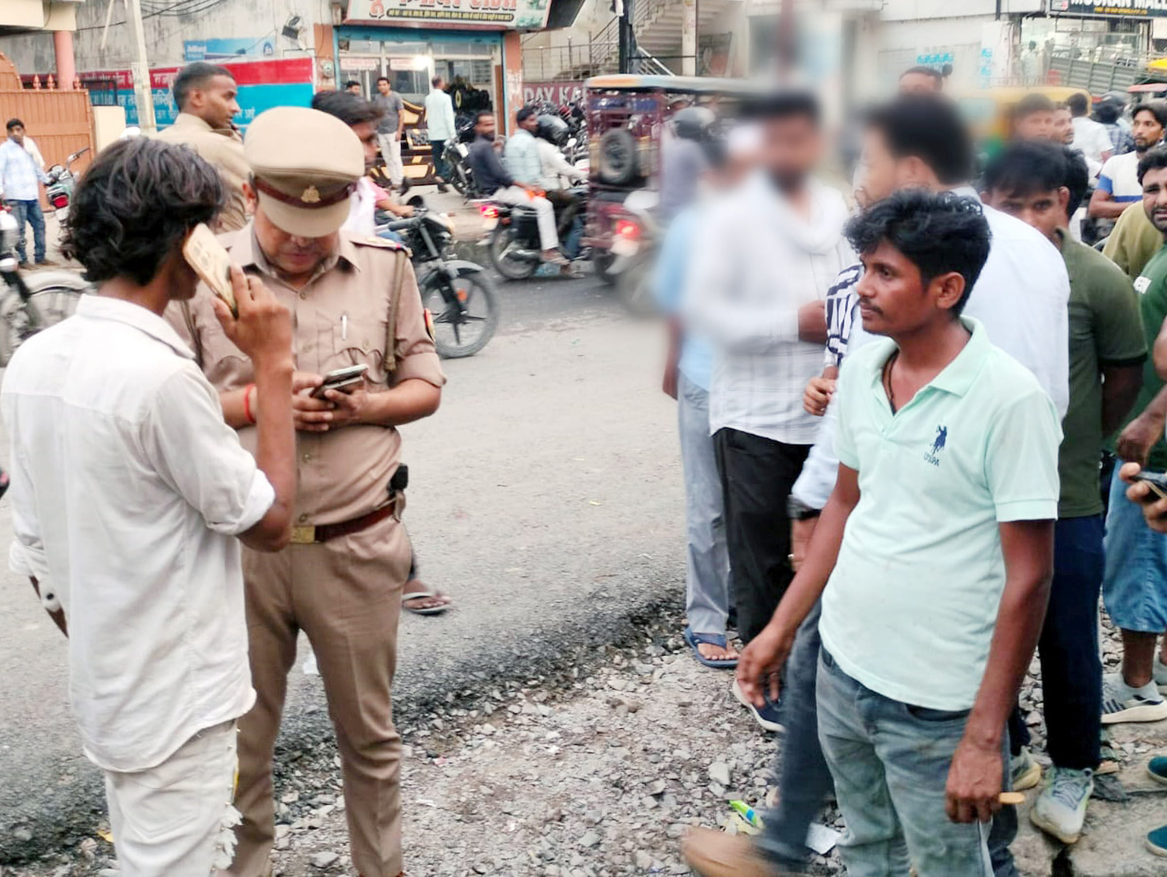 महिला की मौत पर हंगामे के बाद परिजनों से जानकारी लेती पुलिस। 