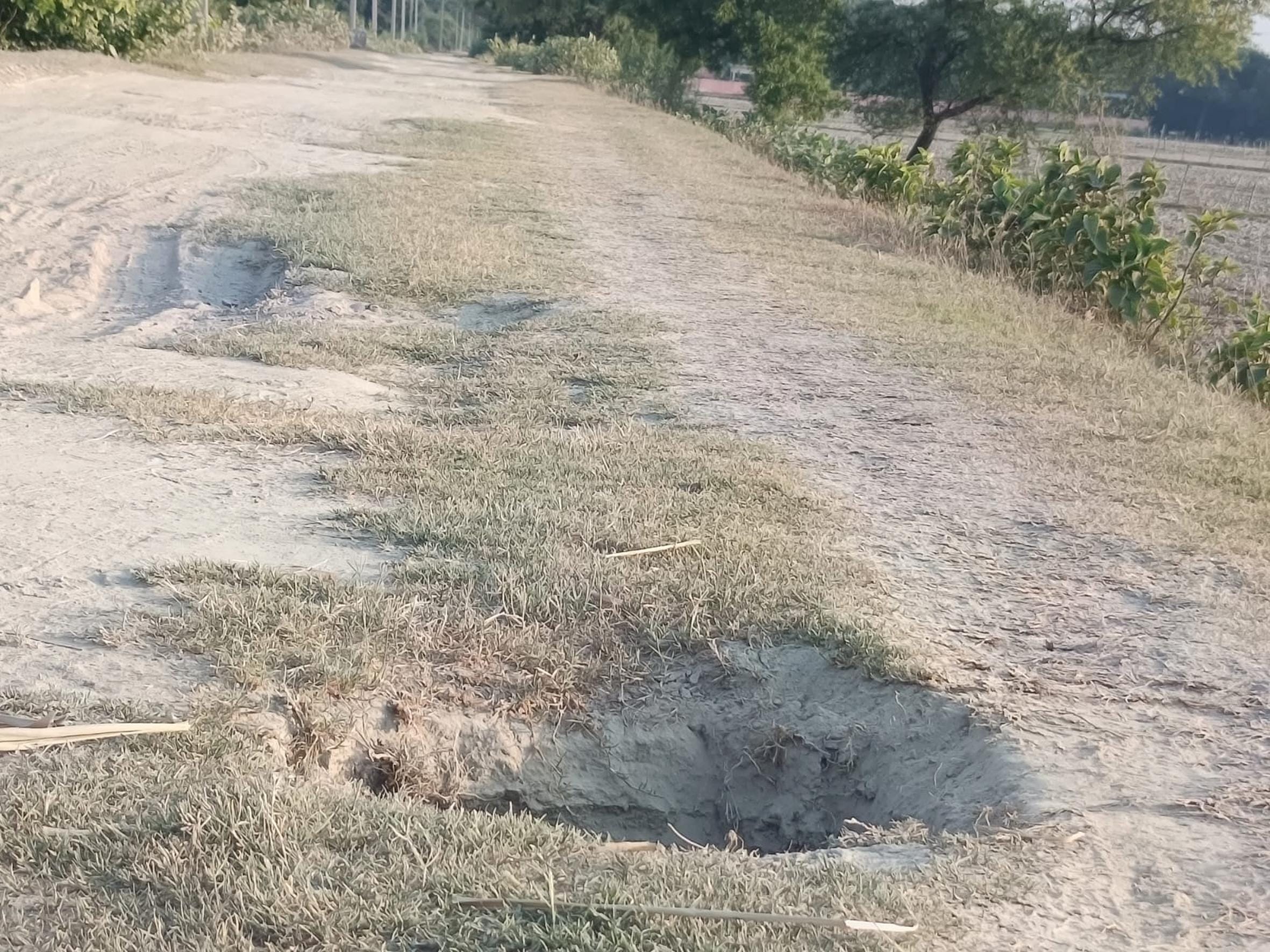 महसी में बेलहा बेहरौली तटबंध पर सिकंदरपुर के निकट बीचों-बीच बना रैटहोल।