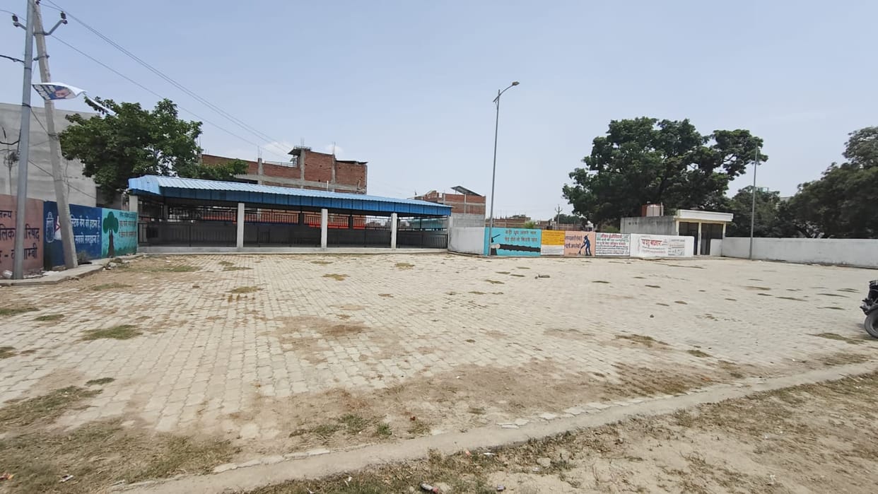 Taxis and e-rickshaws occupy the intersection; designated vehicle stand lies deserted