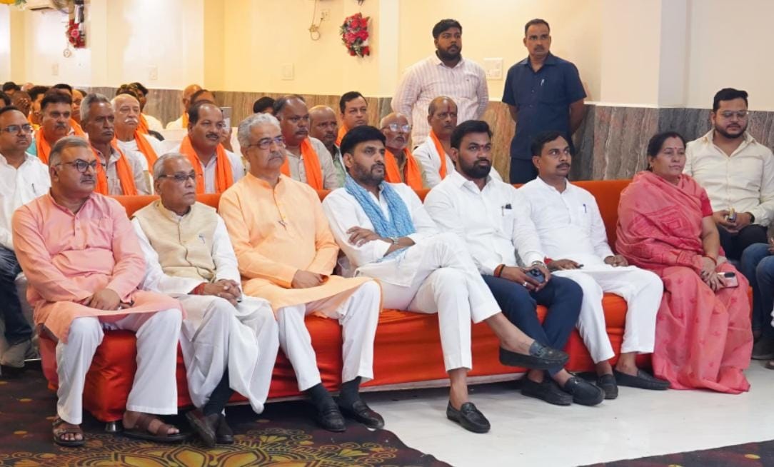 Neeraj Singh listened to 'Mann Ki Baat' with party workers.