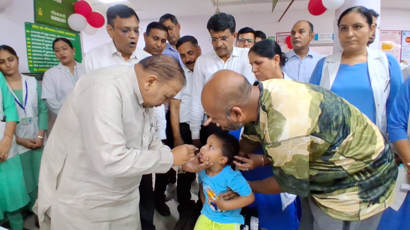 नागरिक अस्पताल में बच्चे को पोलियो रोधी दवा पिलाते विधायक घनश्याम सर्राफ।