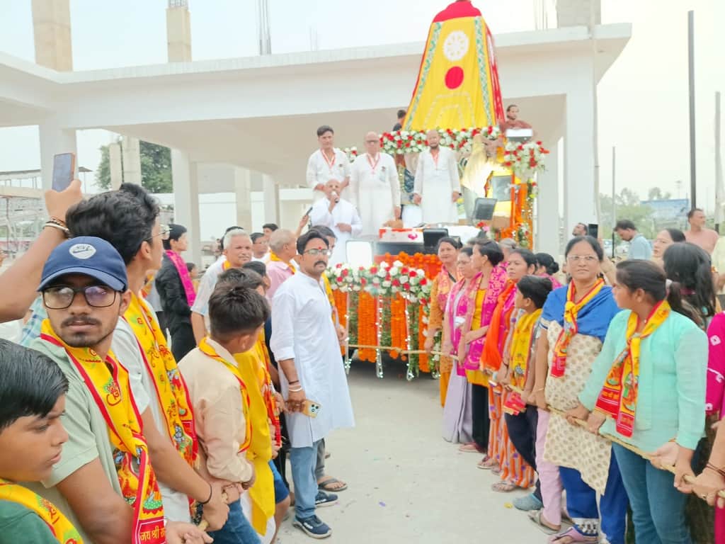 Jagannath Yatra started with the echo of Hare Rama Hare Krishna.