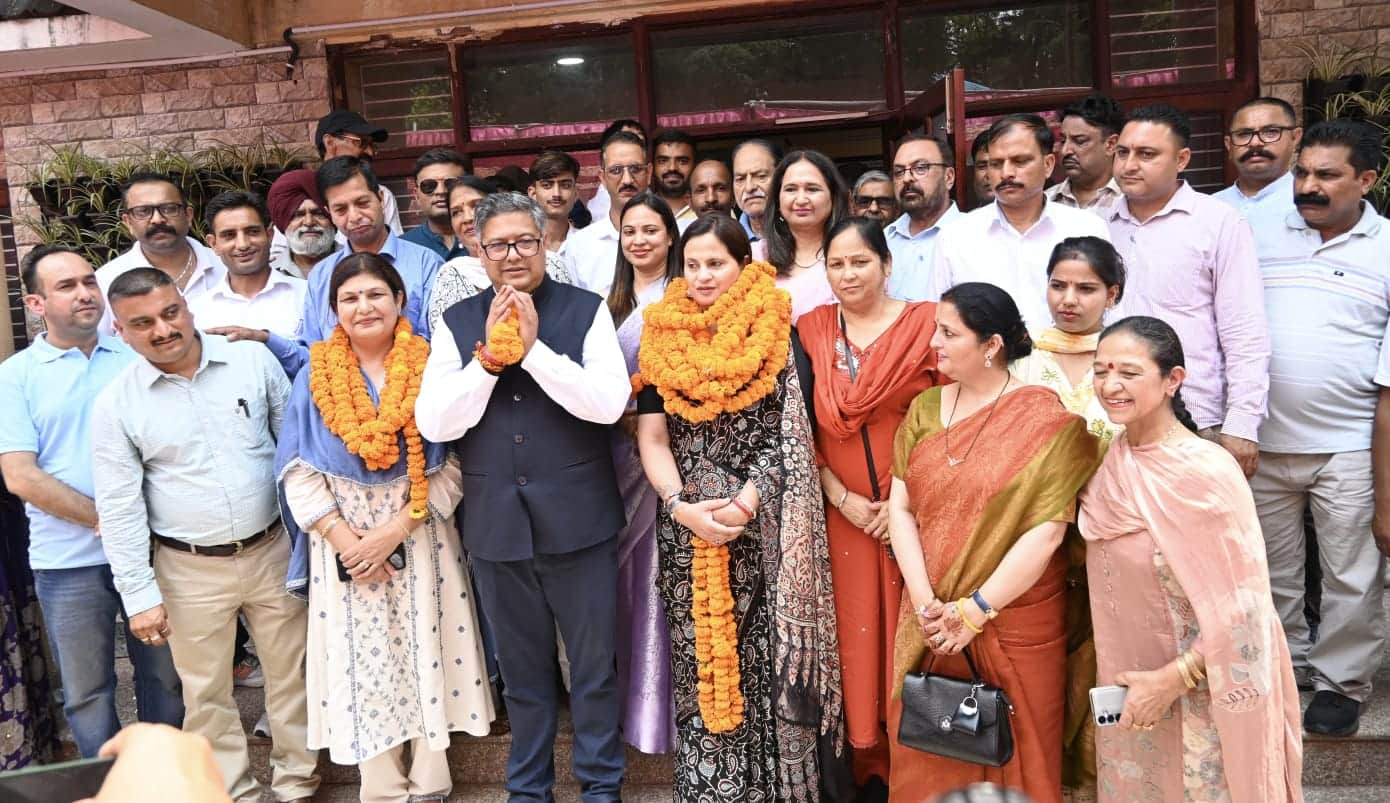 पालमपुर में मेयर राधा सूद, डिप्टी मेयर नीलम मलिक और अन्य पार्षद विधायक आशीष बुटेल के साथ। -स्रो