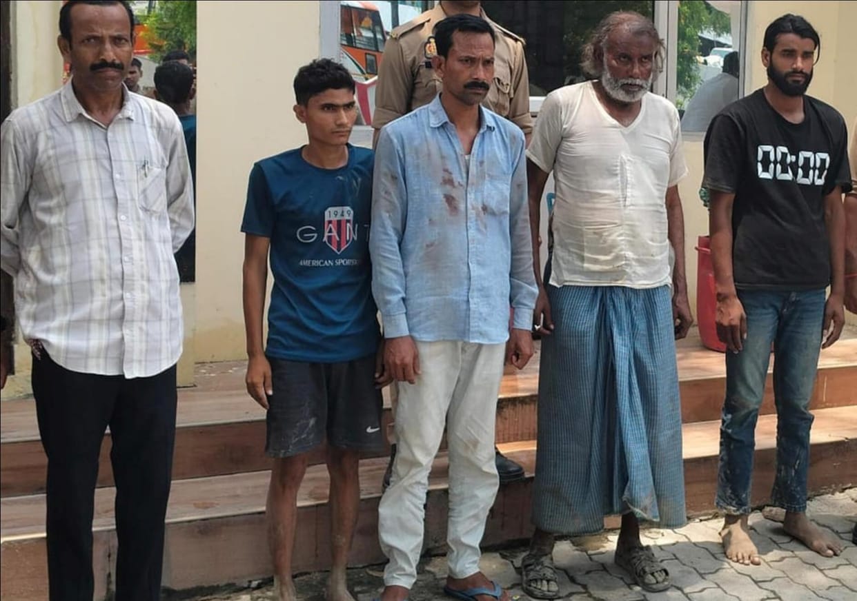 PRV team attacked; three constables injured.
